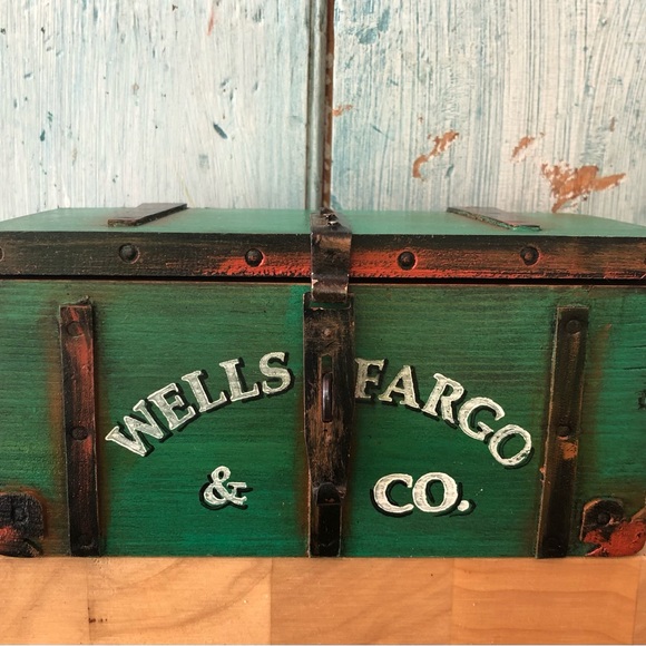 Mini Wells Fargo & Co. green trunk with nailed wooden trim & little metal latch - Picture 11 of 11